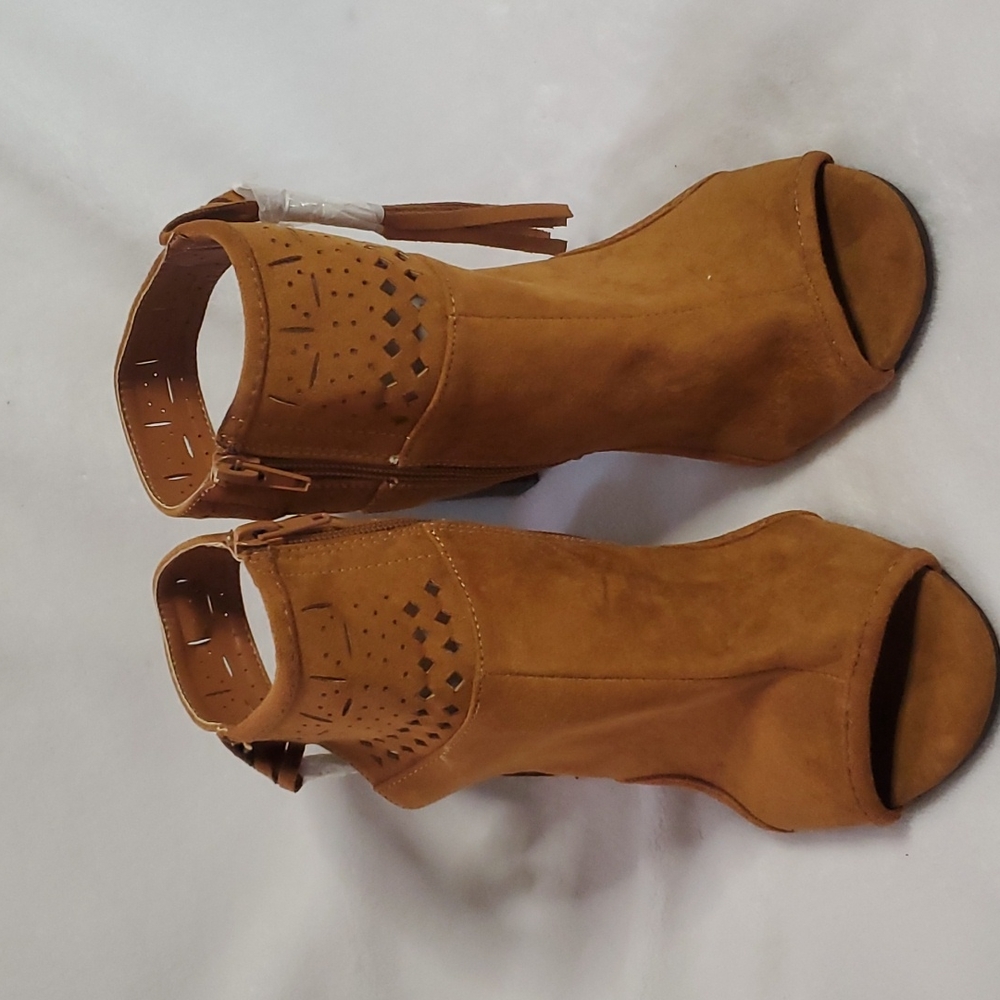 3 3/8 inch Heel NWOT